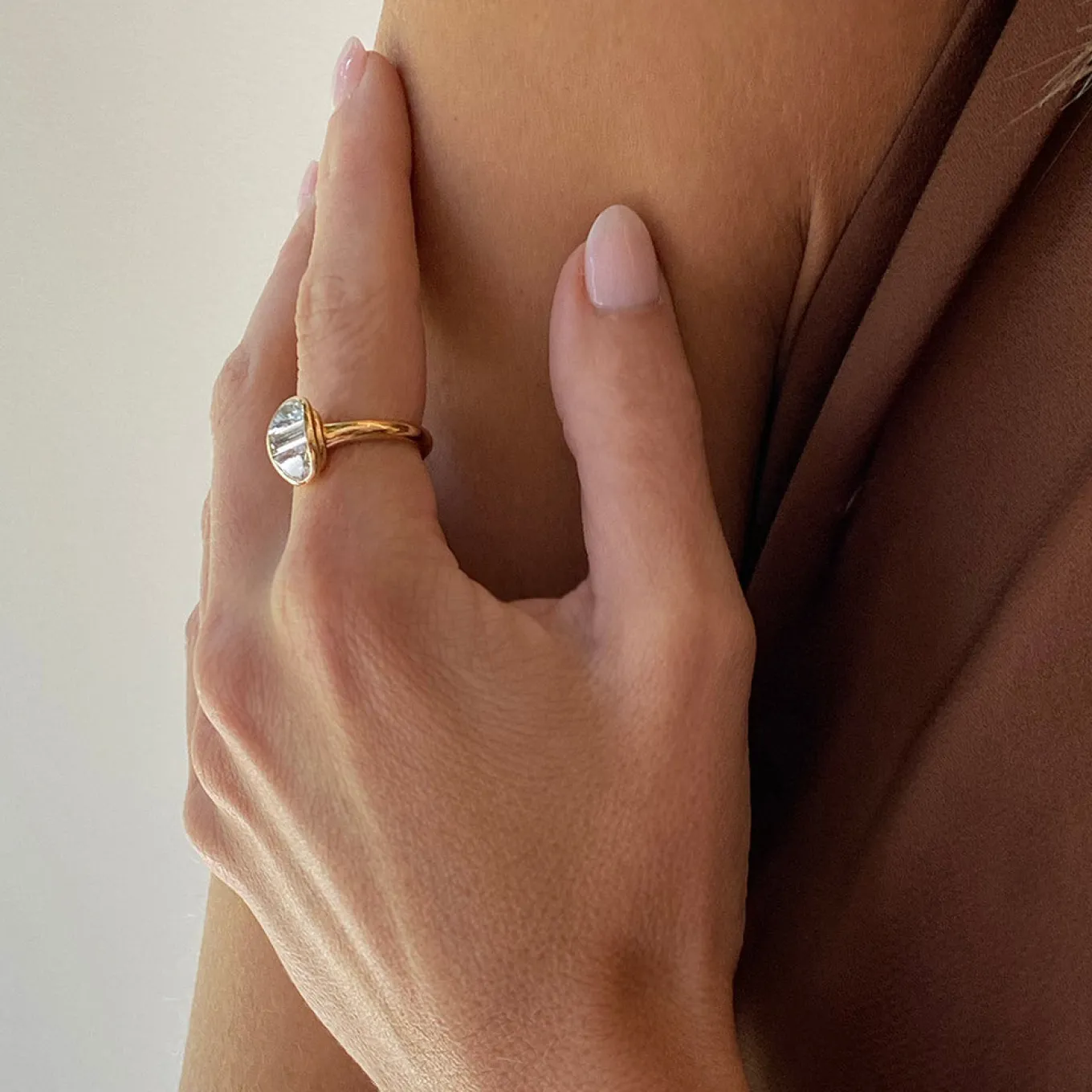 sleeping_oval_solitaire_r_1.webp Sleeping Oval Solitaire Ring - Diamond