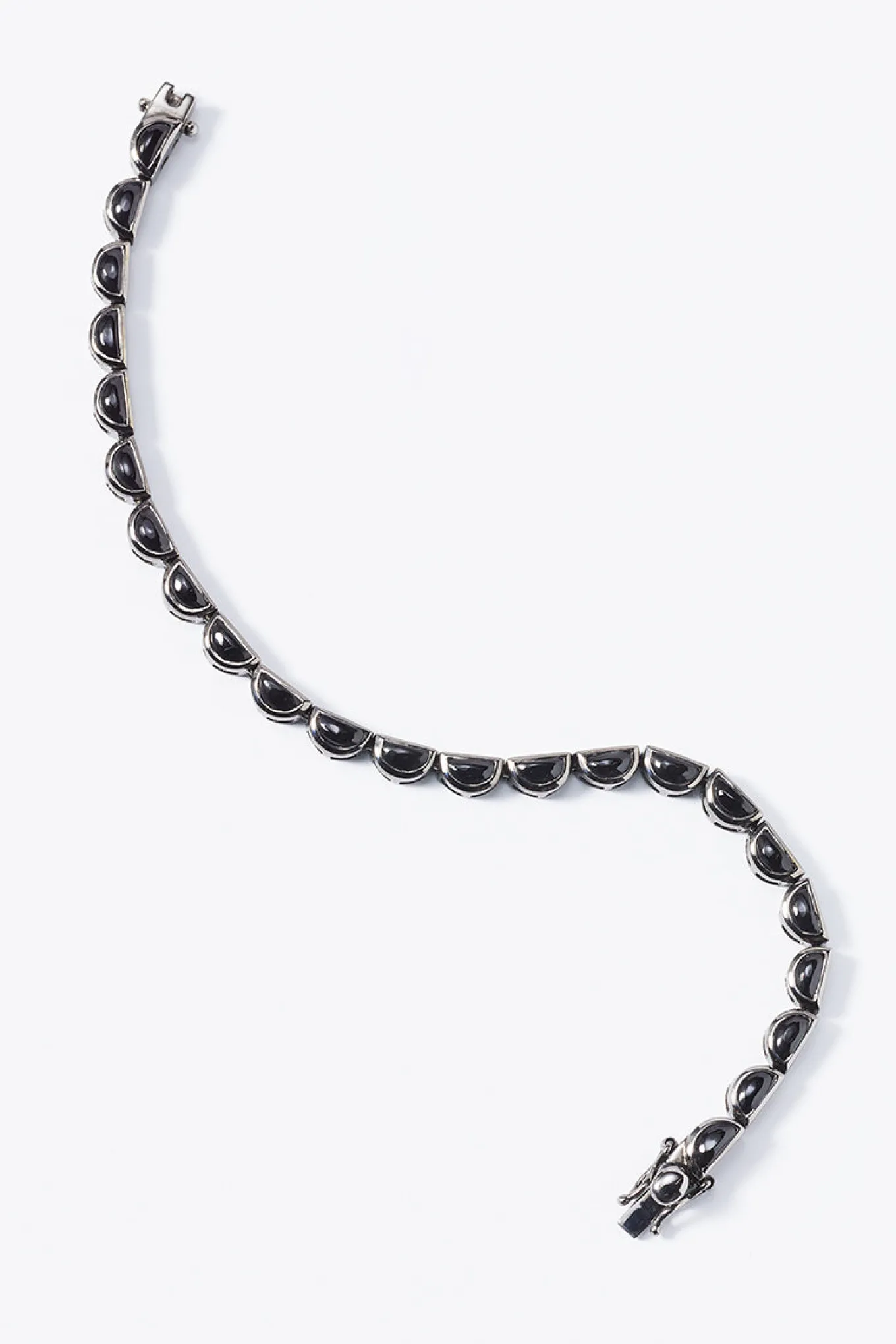 small_scallop_tennis_brac_0.webp Small Scallop Tennis Bracelet - Black Spinel