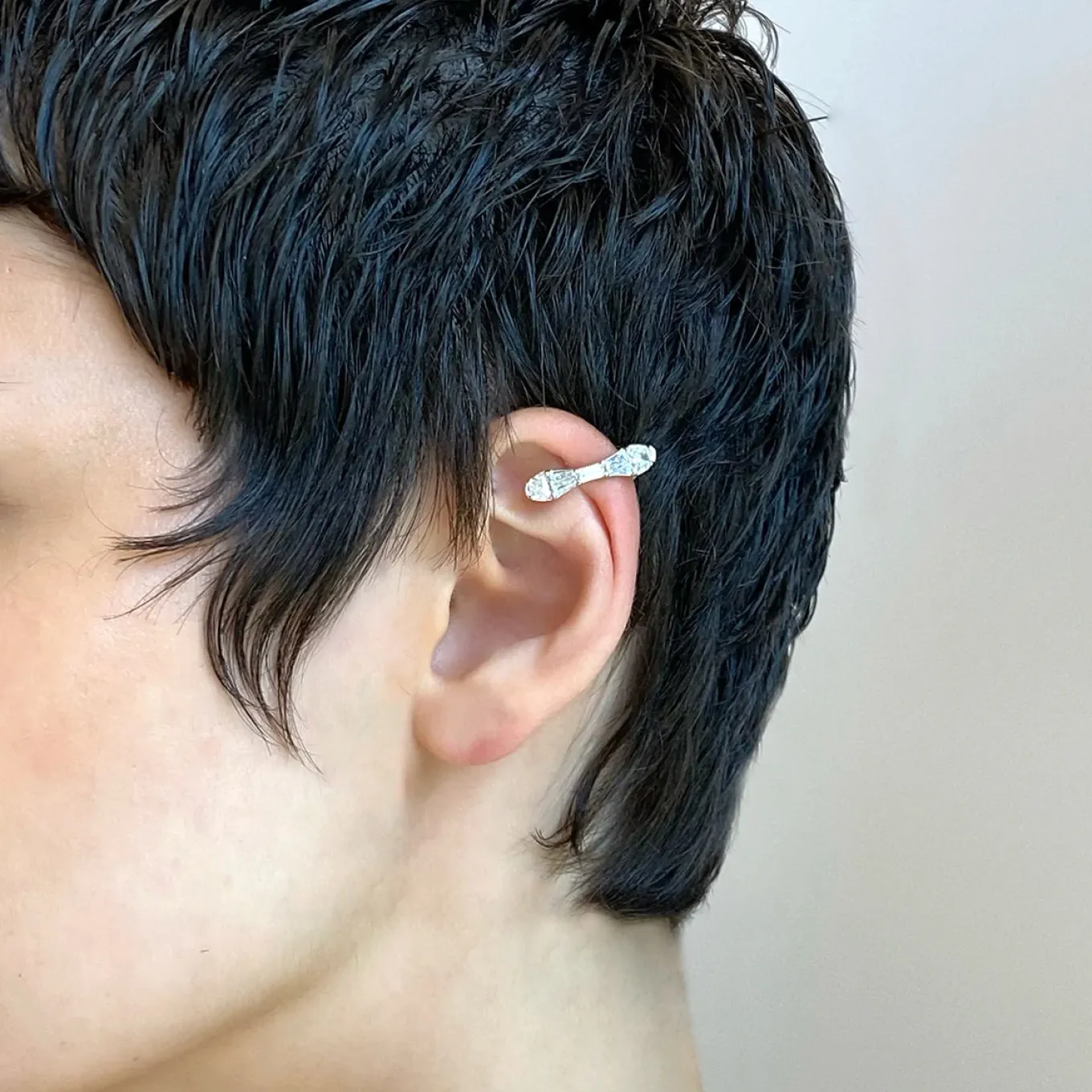 small_single_baton_ear_cu_1.webp Small Single Baton Ear Cuff - Diamond