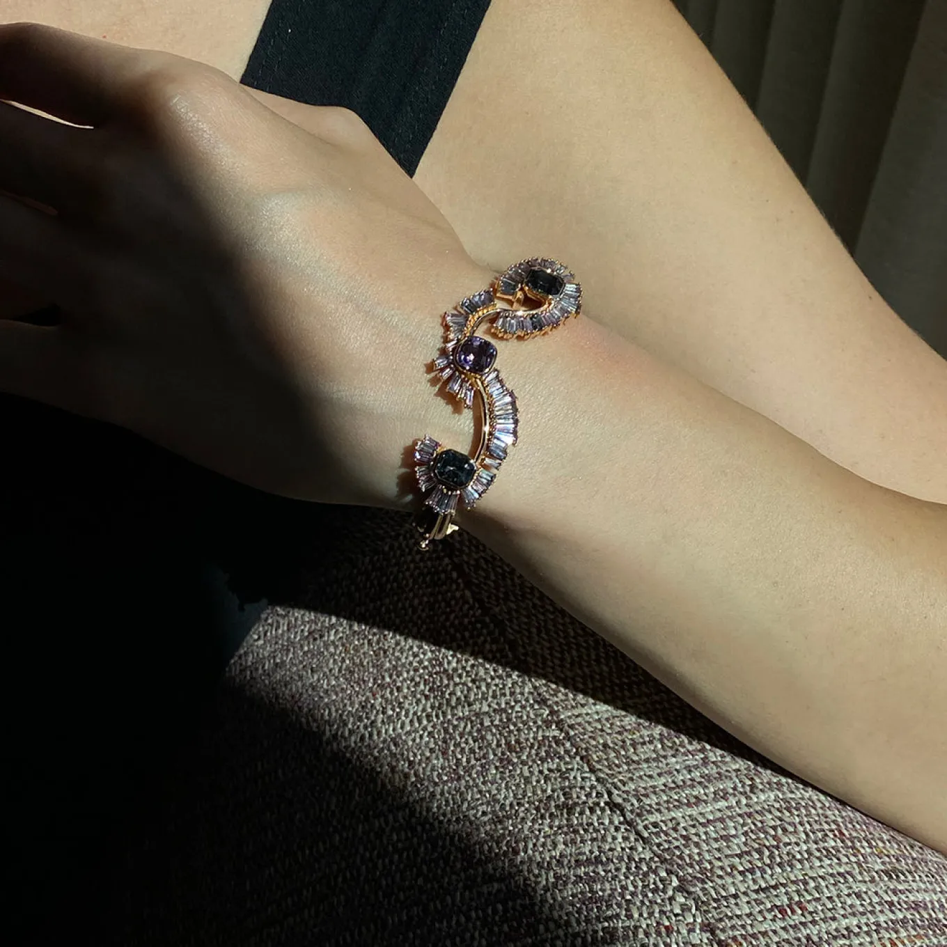 triple_stone_fray_cuff__s_2.webp Triple Stone Fray Cuff - Spinel