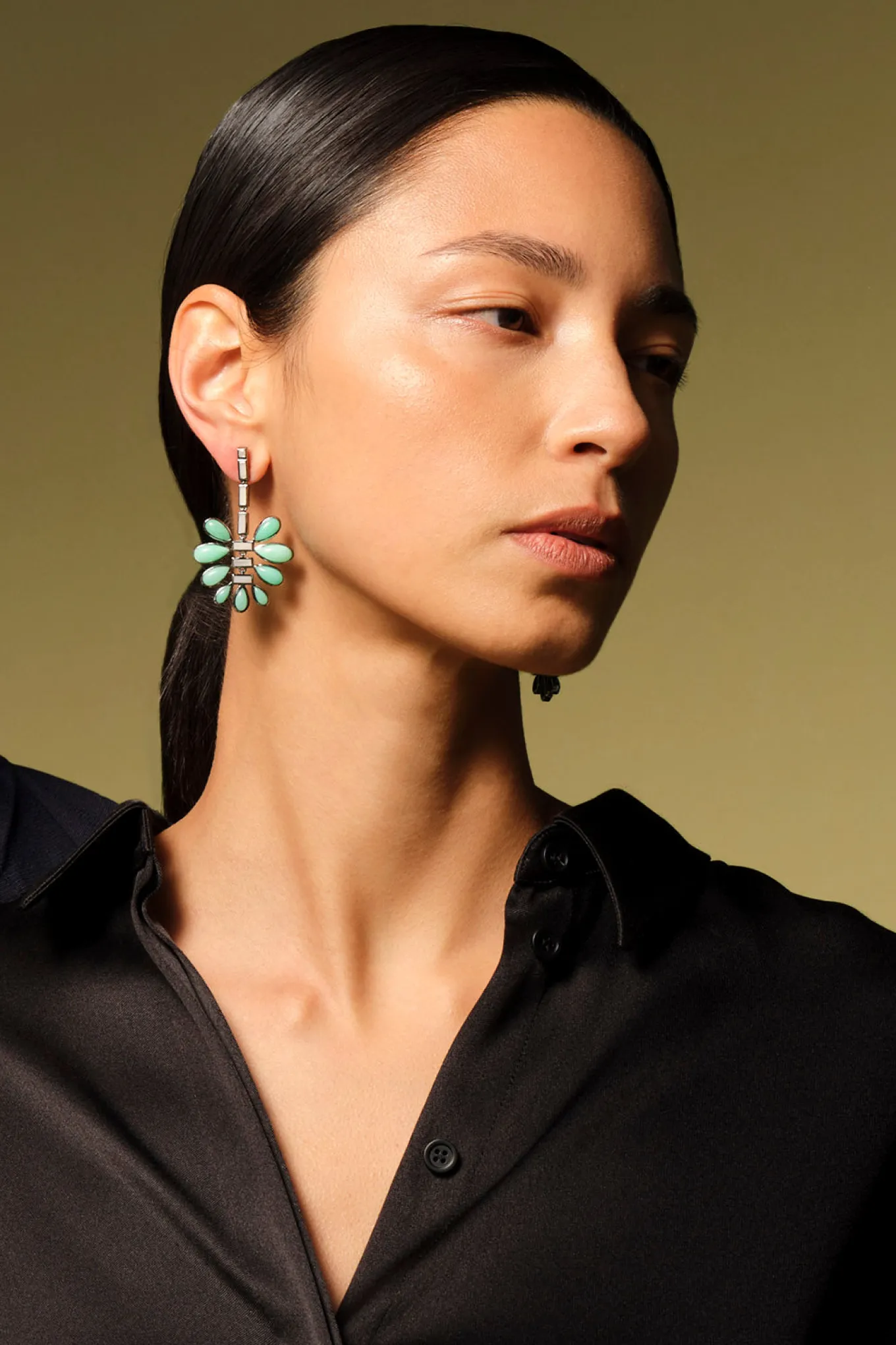 uchiwa_earrings__white_ag_0.webp Uchiwa Earrings - White Agate & Chrysoprase